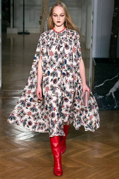 Look 16